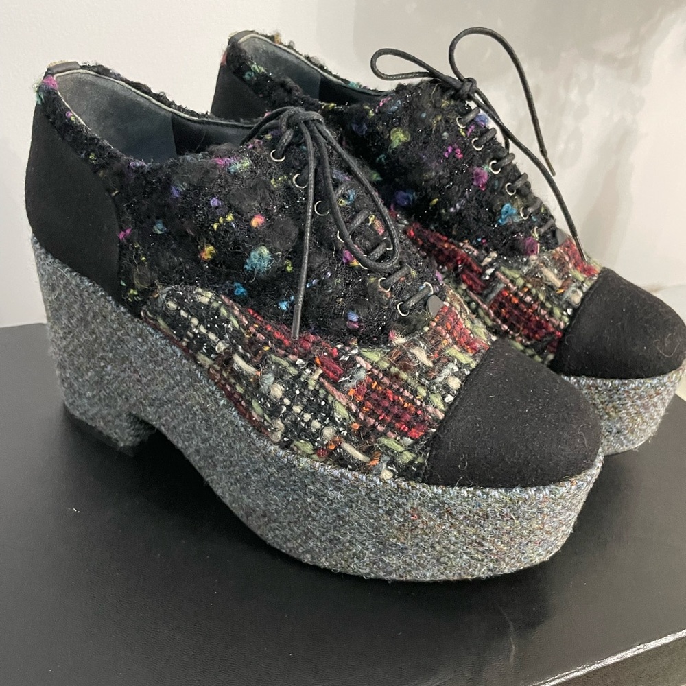 CHANEL Lace up tweed platforms SIZE 39